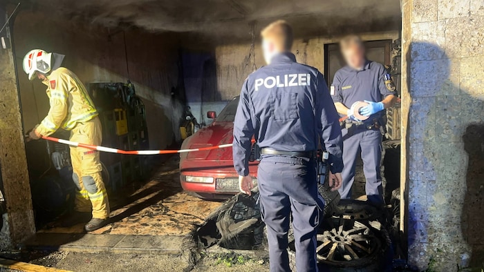 Die Polizei nahm Ermittlungen zur Brandursache auf.