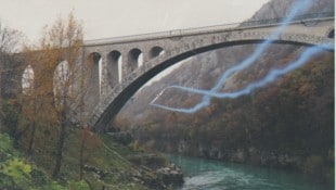 Ein riskantes Flugspektakel unter der Solcanobrücke erinnert an Flugzeugbauer und Pilot Rusjan.
