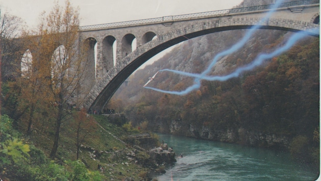 Ein riskantes Flugspektakel unter der Solcanobrücke erinnert an Flugzeugbauer und Pilot Rusjan.