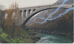 Ein riskantes Flugspektakel unter der Solcanobrücke erinnert an Flugzeugbauer und Pilot Rusjan.