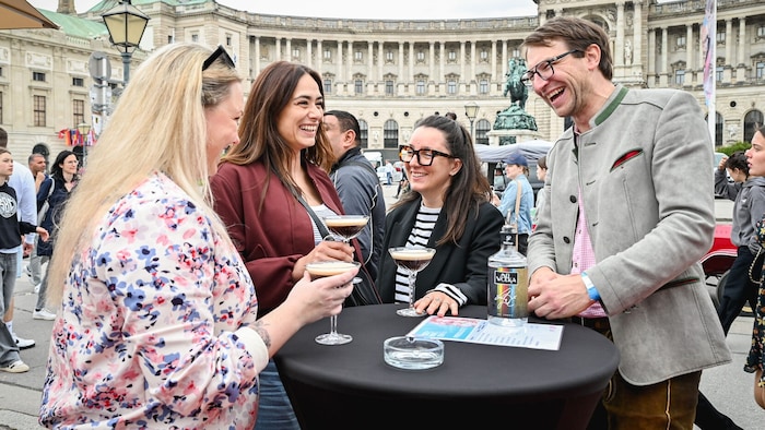 Franz Ratzinger-Parzmair servierte Melissa, Stephanie und Julia (v. li. n. re.) aus Heidelberg den Trend-Cocktail Espresso Martini.