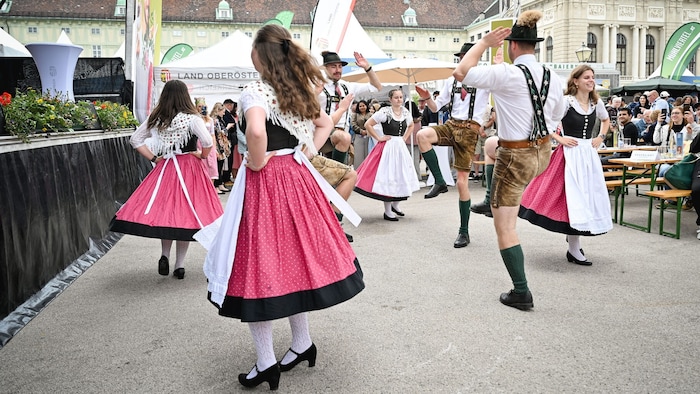 Die Auftritte der Gosauer Trachtengruppe D’Dachstoana zogen zum Auftakt der OÖ Sommerfrische die Blicke auf sich.
