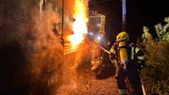 Die Löscharbeiten forderten die Einsatzkräfte (Bild: © TEAM FOTOKERSCHI.AT / FEUERWEHR IRNDORF)