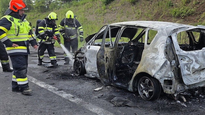 Vom ausgebrannten Pkw auf der A2 blieb wenig übrig.