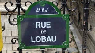 Das Straßenschild der „Rue de Lobau“ im vierten Pariser Arrondissement, direkt beim Rathaus, ...