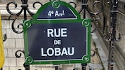 Das Straßenschild der „Rue de Lobau“ im vierten Pariser Arrondissement, direkt beim Rathaus, ...