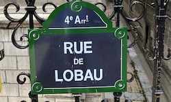 Das Straßenschild der „Rue de Lobau“ im vierten Pariser Arrondissement, direkt beim Rathaus, ...