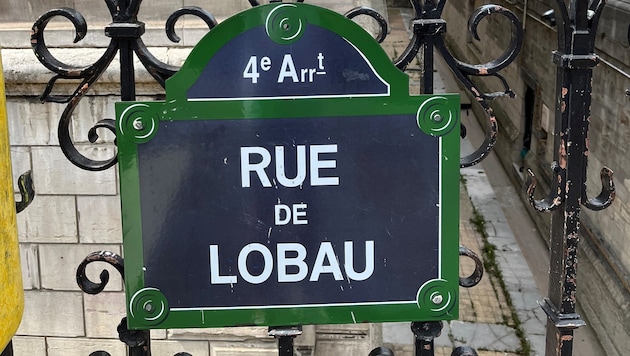 Das Straßenschild der „Rue de Lobau“ im vierten Pariser Arrondissement, direkt beim Rathaus, sorgt bei Besuchern aus Österreich für erstaunte Gesichter. 