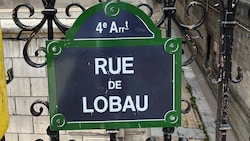 Das Straßenschild der „Rue de Lobau“ im vierten Pariser Arrondissement, direkt beim Rathaus, ...