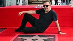 Ricky Gervais posiert stolz auf seinem neuen Stern auf dem Hollywood Walk of Fame.