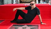 Ricky Gervais posiert stolz auf seinem neuen Stern auf dem Hollywood Walk of Fame.