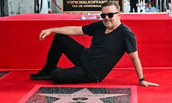 Ricky Gervais posiert stolz auf seinem neuen Stern auf dem Hollywood Walk of Fame.