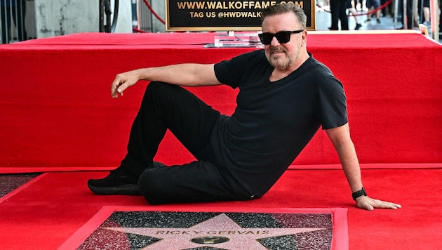 Ricky Gervais posiert stolz auf seinem neuen Stern auf dem Hollywood Walk of Fame.