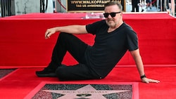 Ricky Gervais posiert stolz auf seinem neuen Stern auf dem Hollywood Walk of Fame.