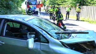 Unmittelbar neben dem Fahrersitz blieb das Brett stecken. (Bild: Matthias Lauber/laumat.at)