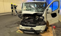Das Unfallwrack im Tunnel Wald