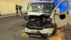 Das Unfallwrack im Tunnel Wald (Bild: FF Treglwang)