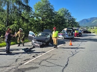 Beide Fahrzeuge endeten als Totalschaden. (Bild: Feuerwehr Saalfelden)