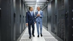 Wirtschaftsminister Wolfgang Hattmannsdorfer (l.) zu Besuch bei A1-CEO Thomas Arnoldner. Motto: ...
