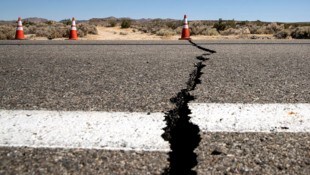 Tiefe Risse in der Straße nahe Ridgecrest – ausgelöst durch ein Beben der Stärke 6,4 im Juli ...