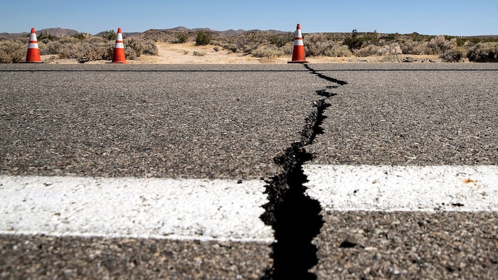 Tiefe Risse in der Straße nahe Ridgecrest – ausgelöst durch ein Beben der Stärke 6,4 im Juli 2019. Experten warnen: Das war nur ein Vorgeschmack – das „Big One“ könnte Kalifornien weit schlimmer treffen.