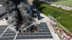 Der Brand wurde auch von oben bekämpft.