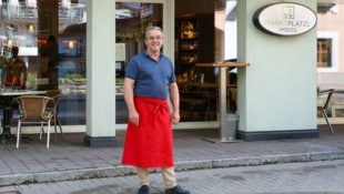 Wolfgang Fritzenwallner vom „Marktplatzl“ freut sich, wenn der lärmende Durchzugsverkehr bald einen anderen Weg nimmt. (Bild: Roland Hölzl)