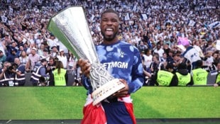 Danso mit Europa-League-Pokal und der Österreich-Fahne! (Bild: Kevin Danso)
