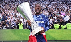 Danso mit Europa-League-Pokal und der Österreich-Fahne!