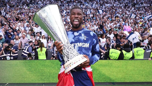 Danso mit Europa-League-Pokal und der Österreich-Fahne!