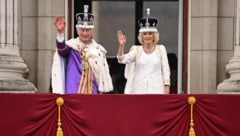 Das britische Königspaar winkt nach der Krönung am 6. Mai 2023 vom Balkon des ...