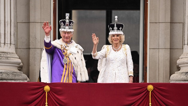 Das britische Königspaar winkt nach der Krönung am 6. Mai 2023 vom Balkon des Buckingham-Palastes.