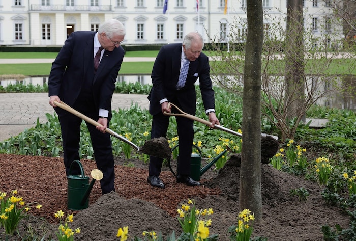 In Deutschland – hier mit Bundespräsident Frank-Walter Steinmeier – bekam er unter anderem ein Insektenhotel geschenkt.