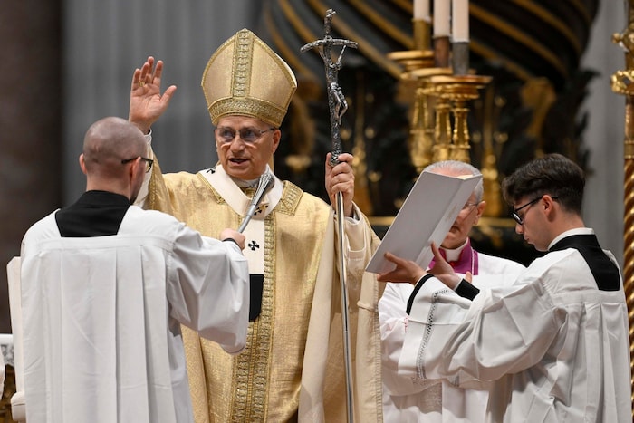 Der Pontifex spendet den Segen.