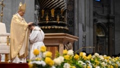 Papst Leo XIV. (l.) weiht einen jungen Mann zum Priester.