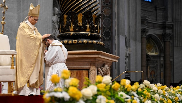 Papst Leo XIV. (l.) weiht einen jungen Mann zum Priester. 