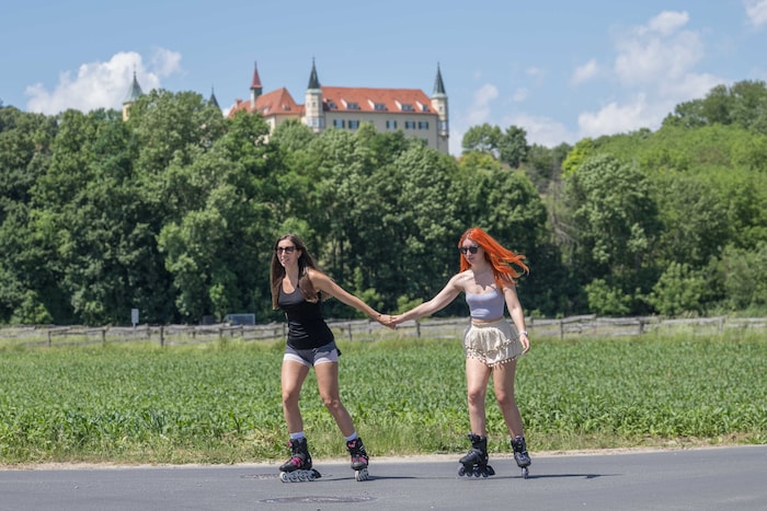 Sarah und Tanja erkundeten Graz beim Schloss St. Martin mit ihren Inline-Skates