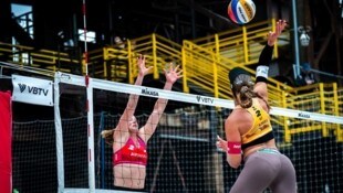 In einem ehemaligen Fabriksgelände in Ostrava kämpfen Ronja (Bi. re.) und ihre Schwester Dorina am Sonntag um die erste Medaille bei der höchsten Turnierserie der Welt. (Bild: ©Volleyball World)