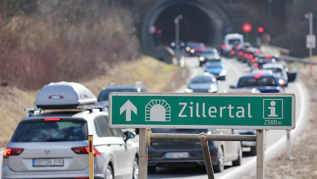 Von 6. Oktober bis 13. November wird durch den Brettfalltunnel am Eingang des Zillertals kein ...