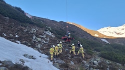 Der 25-jährige Biker wurde per Tau vom Hubschrauber geborgen. (Bild: Freiwillige Feuerwehr Fusch an der Glocknerstraße)