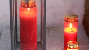 Grabkerzen leuchten nicht nur auf Gräbern, manchmal erinnern sie auch zu Hause an Verstorbene – ...