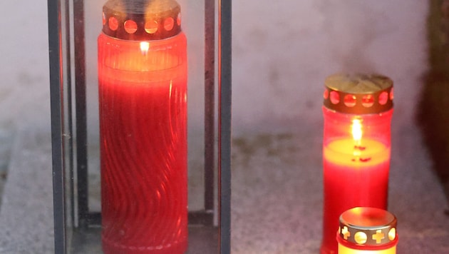 Grabkerzen leuchten nicht nur auf Gräbern, manchmal erinnern sie auch zu Hause an Verstorbene – und können wie jede andere Kerze für einen Brand sorgen. 