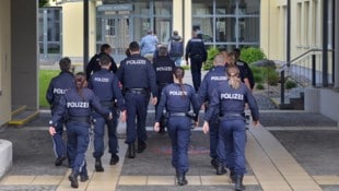 Es waren 40 Bombendrohungen an einem Tag. In Freistadt durchsuchten 15 Polizeibeamte die ...