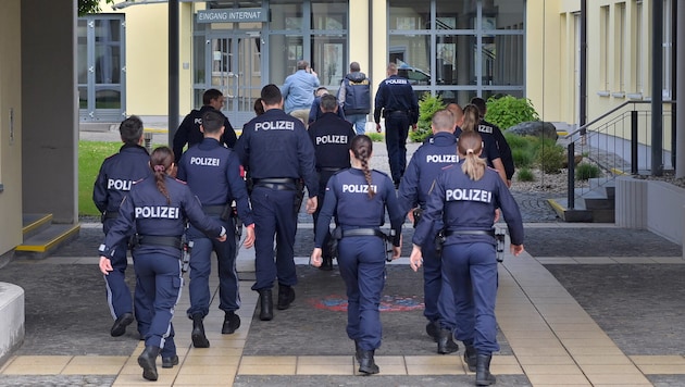 Es waren 40 Bombendrohungen an einem Tag. In Freistadt durchsuchten 15 Polizeibeamte die Berufsschule.