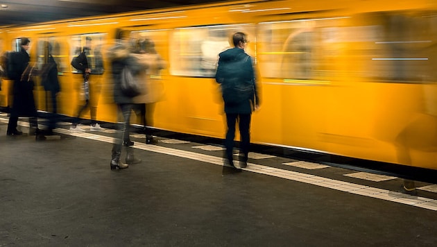 Die beiden Opfer wollten gerade in die U-Bahn einsteigen, als sie angegriffen wurden (Symbolbild).