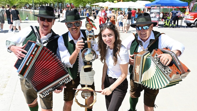 Volksmusikanten sorgen für gute Laune am Alpen Adria Hafenfest.