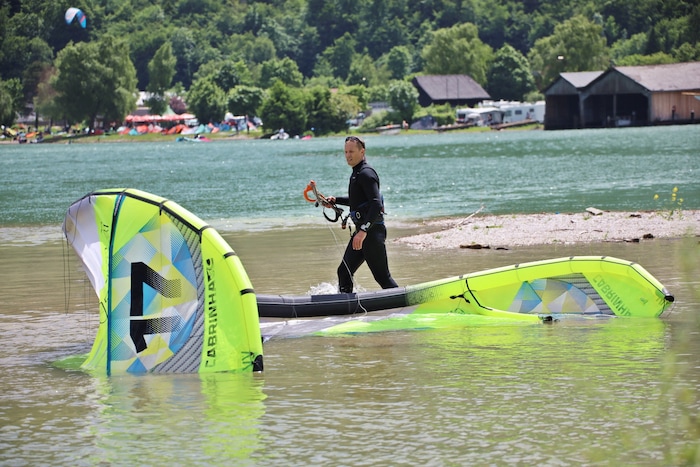Wind und Sonne lockten erste Kitesufer an den Traunsee.