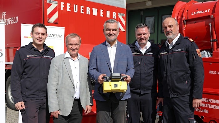 Präsentation in Neufeld: Florian Nechansky, Bürgermeister Michael Lampel, Landesrat Heinrich Dorner, Landesfeuerwehrdirektor Sven Karner und Landesfeuerwehrkommandant Franz Kropf (v. li.)