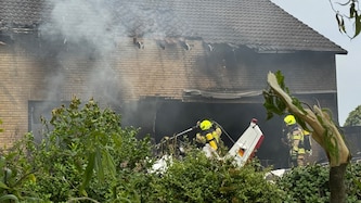 Unglücksursache vorerst unklar – Haus einsturzgefährdet (Bild: Sascha Rixkens / dpa / picturedesk.com)