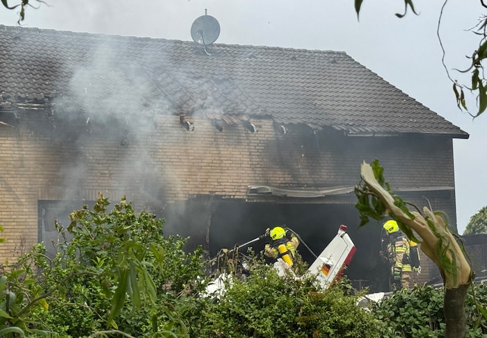Beim Absturz eines Kleinflugzeuges auf ein Wohnhaus in Korschenbroich am Niederrhein sind zwei Menschen getötet worden.